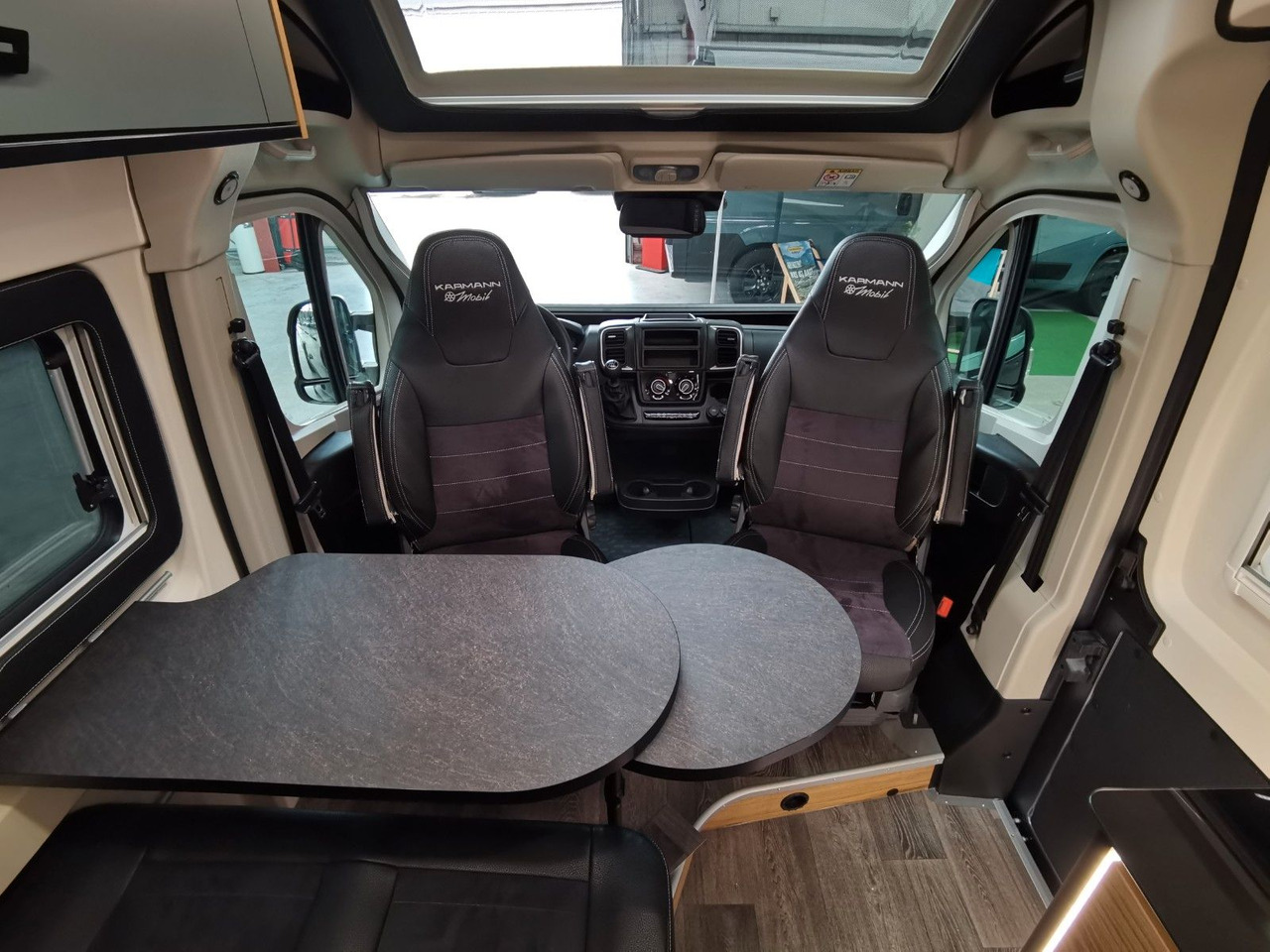 Karmann DEXTER 580 / MODELL 2026 / 8G.AUTOMATIK - Kempingautó: 4 kép. Karmann DEXTER 580 / MODELL 2026 / 8G.AUTOMATIK - Kempingautó: 4 kép.