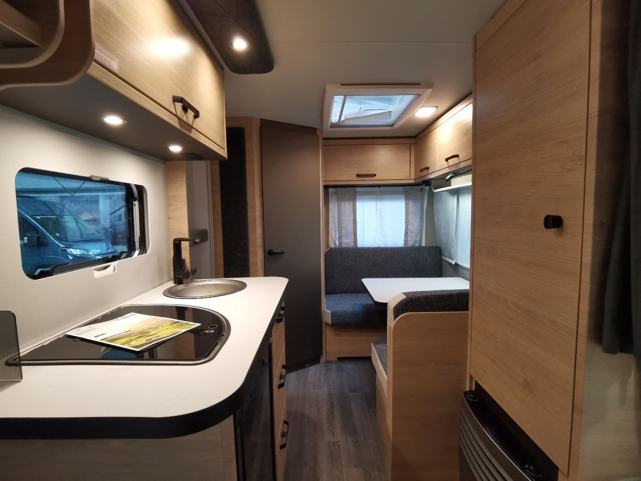 Lakókocsi Weinsberg CARAONE 390 QD / -2026 -/ 1350 KG: 13 kép. Lakókocsi Weinsberg CARAONE 390 QD / -2026 -/ 1350 KG: 13 kép.