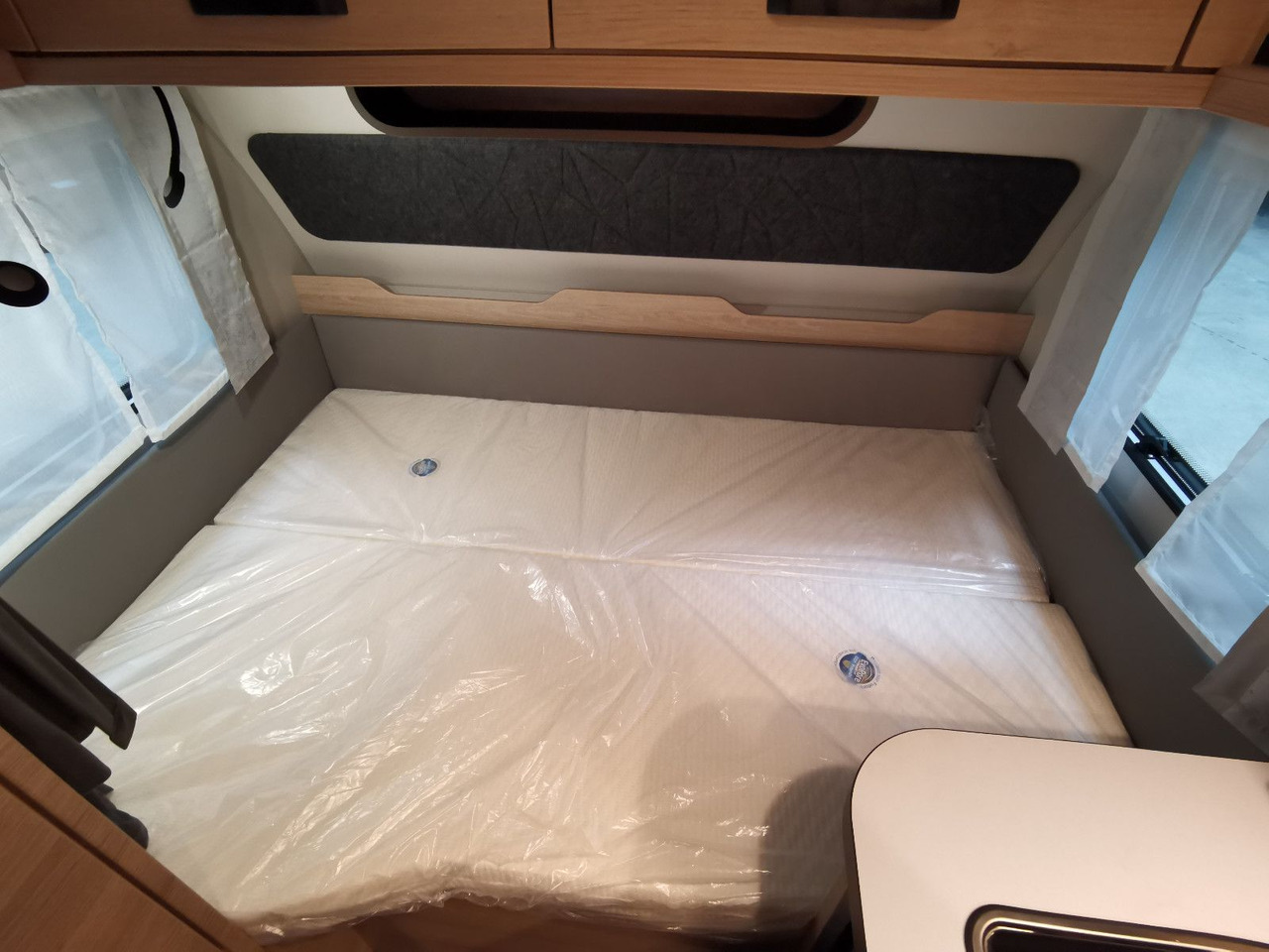 Lakókocsi Weinsberg CARAONE 390 QD / -2026 -/ 1350 KG: 16 kép. Lakókocsi Weinsberg CARAONE 390 QD / -2026 -/ 1350 KG: 16 kép.