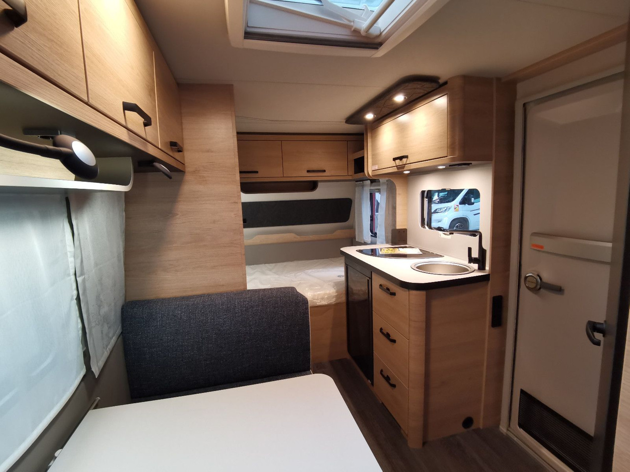 Lakókocsi Weinsberg CARAONE 390 QD / -2026 -/ 1350 KG: 12 kép. Lakókocsi Weinsberg CARAONE 390 QD / -2026 -/ 1350 KG: 12 kép.