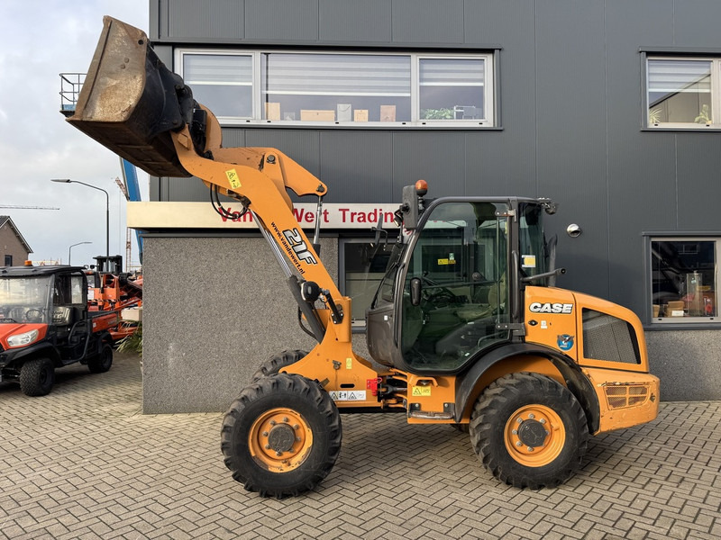 Case 21F Shovel / Radlader / Wheel Loader 2016 Bucket & Forks 3970Hours - Gumikerekes homlokrakodó: 1 kép. Case 21F Shovel / Radlader / Wheel Loader 2016 Bucket & Forks 3970Hours - Gumikerekes homlokrakodó: 1 kép.