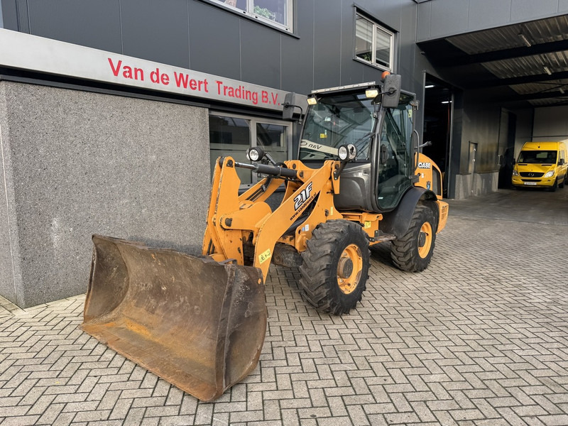 Case 21F Shovel / Radlader / Wheel Loader 2016 Bucket & Forks 3970Hours - Gumikerekes homlokrakodó: 5 kép. Case 21F Shovel / Radlader / Wheel Loader 2016 Bucket & Forks 3970Hours - Gumikerekes homlokrakodó: 5 kép.