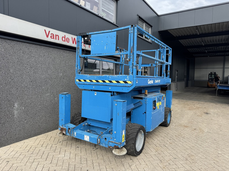 Genie GS 2669 RT Hoogwerker / Arbeitsbuhne 10mtr werkhoogte 4x4 kubota DIESEL 2013 - Ollós emelő: 3 kép. Genie GS 2669 RT Hoogwerker / Arbeitsbuhne 10mtr werkhoogte 4x4 kubota DIESEL 2013 - Ollós emelő: 3 kép.