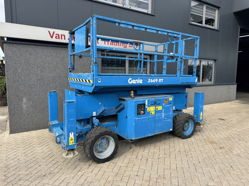 Genie GS 2669 RT Hoogwerker / Arbeitsbuhne 10mtr werkhoogte 4x4 kubota DIESEL 2013 - Ollós emelő: 2 kép. Genie GS 2669 RT Hoogwerker / Arbeitsbuhne 10mtr werkhoogte 4x4 kubota DIESEL 2013 - Ollós emelő: 2 kép.
