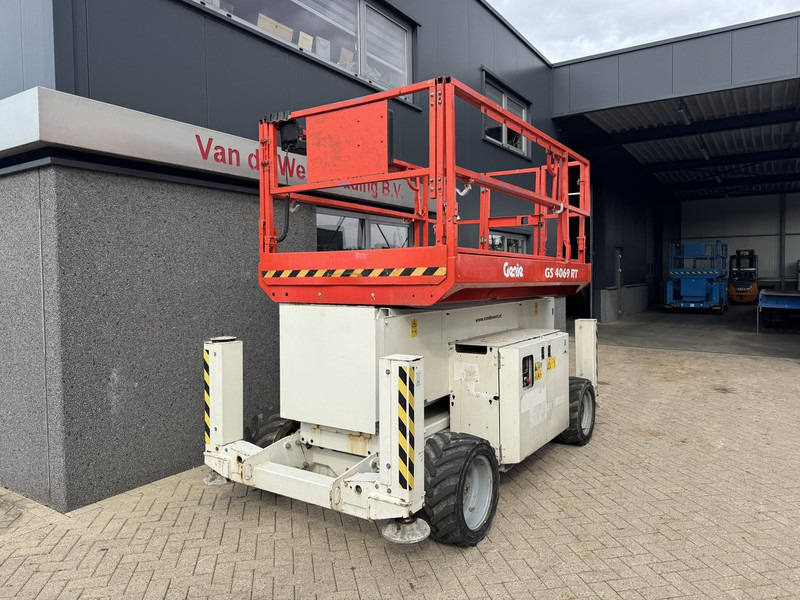 Genie GS 4069 RT Hoogwerker / Arbeitsbuhne 14mtr werkhoogte 4x4 Kubota DIESEL 2014 - Ollós emelő: 3 kép. Genie GS 4069 RT Hoogwerker / Arbeitsbuhne 14mtr werkhoogte 4x4 Kubota DIESEL 2014 - Ollós emelő: 3 kép.