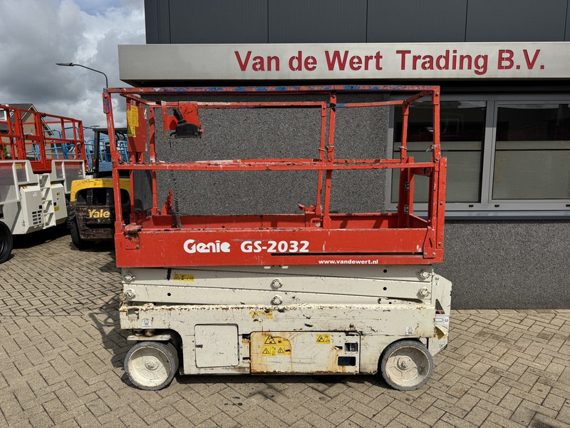 Genie GS2032 schaarlift schaar hoogwerker 2011 uur 8mtr werkhoogte - Ollós emelő: 1 kép. Genie GS2032 schaarlift schaar hoogwerker 2011 uur 8mtr werkhoogte - Ollós emelő: 1 kép.