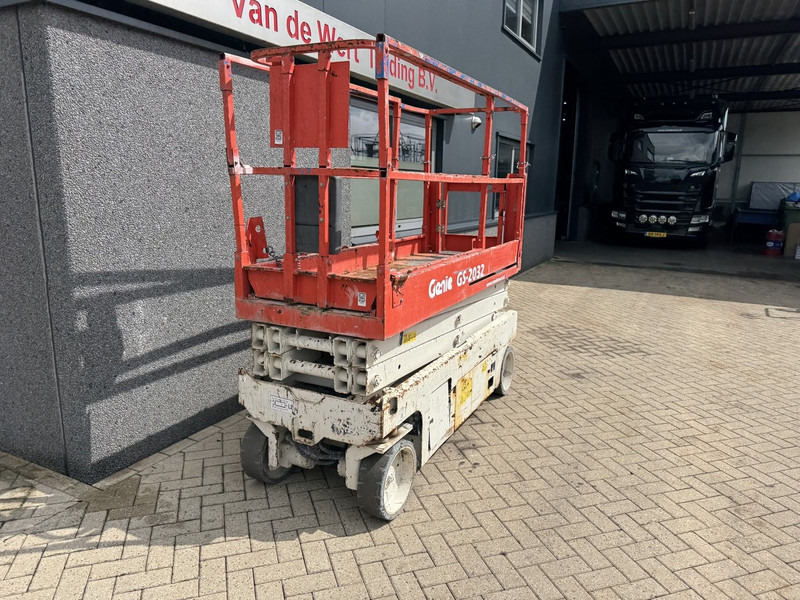 Genie GS2032 schaarlift schaar hoogwerker 2011 uur 8mtr werkhoogte - Ollós emelő: 3 kép. Genie GS2032 schaarlift schaar hoogwerker 2011 uur 8mtr werkhoogte - Ollós emelő: 3 kép.