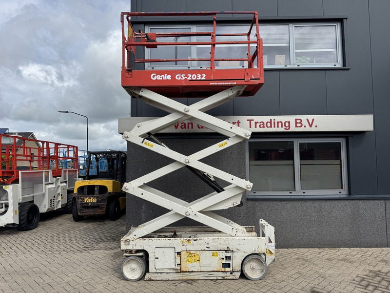 Genie GS2032 schaarlift schaar hoogwerker 2011 uur 8mtr werkhoogte - Ollós emelő: 4 kép. Genie GS2032 schaarlift schaar hoogwerker 2011 uur 8mtr werkhoogte - Ollós emelő: 4 kép.