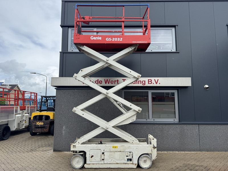 Genie GS2032 schaarlift schaar hoogwerker 2013 uur 8mtr werkhoogte - Ollós emelő: 4 kép. Genie GS2032 schaarlift schaar hoogwerker 2013 uur 8mtr werkhoogte - Ollós emelő: 4 kép.