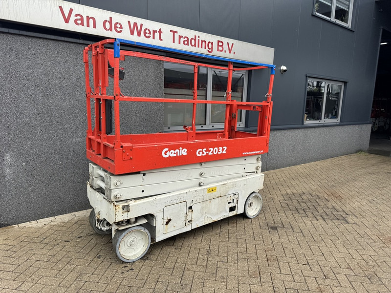 Genie GS2032 schaarlift schaar hoogwerker 2013 uur 8mtr werkhoogte - Ollós emelő: 2 kép. Genie GS2032 schaarlift schaar hoogwerker 2013 uur 8mtr werkhoogte - Ollós emelő: 2 kép.