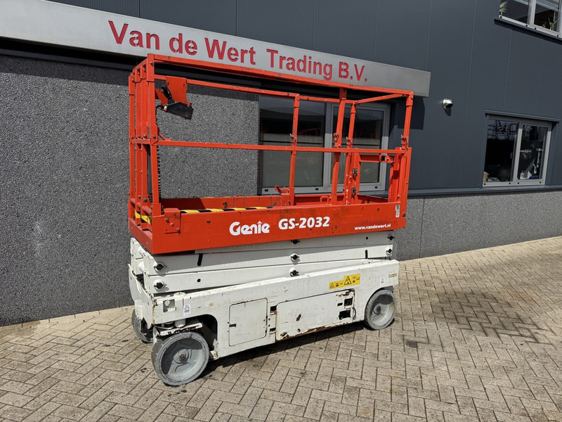 Genie GS2032 schaarlift schaar hoogwerker 2013 uur 8mtr werkhoogte Keuring 6-2026 - Ollós emelő: 2 kép. Genie GS2032 schaarlift schaar hoogwerker 2013 uur 8mtr werkhoogte Keuring 6-2026 - Ollós emelő: 2 kép.