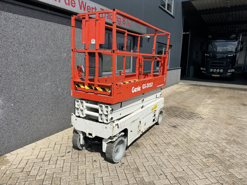 Genie GS2032 schaarlift schaar hoogwerker 2013 uur 8mtr werkhoogte Keuring 6-2026 - Ollós emelő: 3 kép. Genie GS2032 schaarlift schaar hoogwerker 2013 uur 8mtr werkhoogte Keuring 6-2026 - Ollós emelő: 3 kép.
