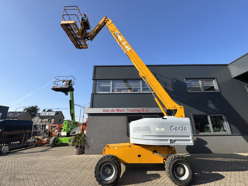 Genie S45 4x4 DEUTZ DIESEL 3000uur 15,7M Werkhoogte - Teleszkópos emelő: 3 kép. Genie S45 4x4 DEUTZ DIESEL 3000uur 15,7M Werkhoogte - Teleszkópos emelő: 3 kép.
