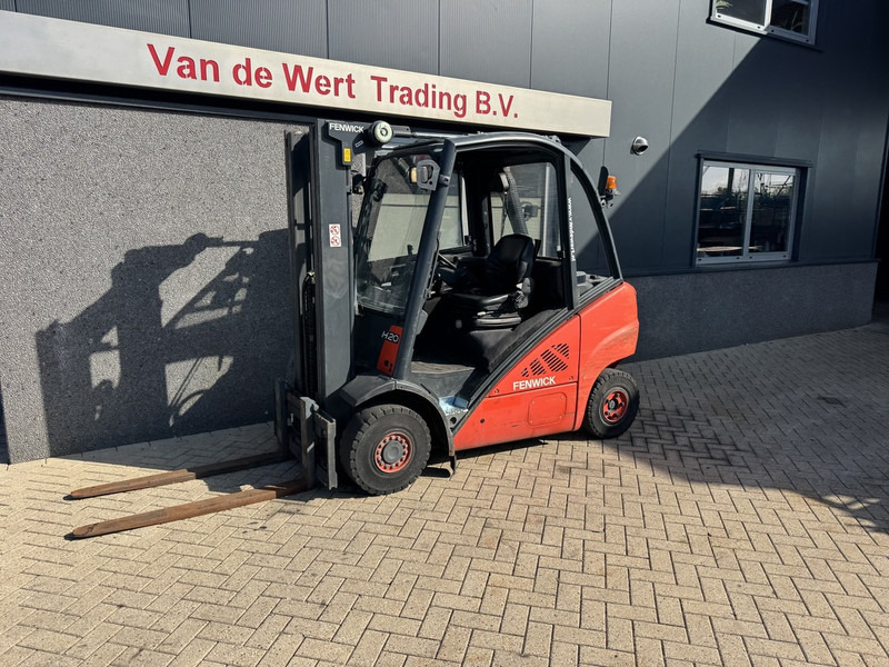 Linde H20D-01 Triplo 470 Freelift / Sideshift 5355UUR VW Diesel 2012 - Dízel targonca: 2 kép. Linde H20D-01 Triplo 470 Freelift / Sideshift 5355UUR VW Diesel 2012 - Dízel targonca: 2 kép.