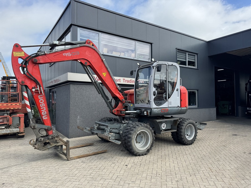 Neuson 9503 WD Mobiele Kraan 2009 Palletvork, Stenenklem, 2x Bak 8860hours Deutz Diesel - Autódaru: 3 kép. Neuson 9503 WD Mobiele Kraan 2009 Palletvork, Stenenklem, 2x Bak 8860hours Deutz Diesel - Autódaru: 3 kép.