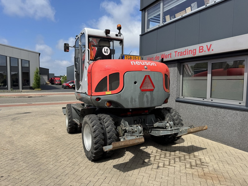 Neuson 9503 WD Mobiele Kraan 2009 Palletvork, Stenenklem, 2x Bak 8860hours Deutz Diesel - Autódaru: 4 kép. Neuson 9503 WD Mobiele Kraan 2009 Palletvork, Stenenklem, 2x Bak 8860hours Deutz Diesel - Autódaru: 4 kép.