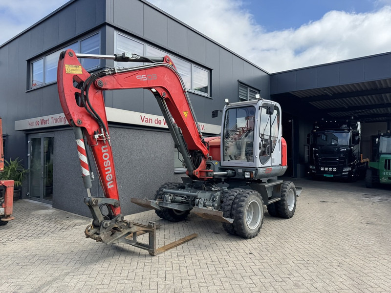Neuson 9503 WD Mobiele Kraan 2009 Palletvork, Stenenklem, 2x Bak 8860hours Deutz Diesel - Autódaru: 2 kép. Neuson 9503 WD Mobiele Kraan 2009 Palletvork, Stenenklem, 2x Bak 8860hours Deutz Diesel - Autódaru: 2 kép.