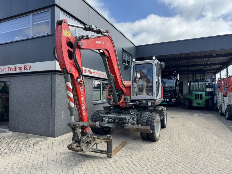 Neuson 9503 WD Mobiele Kraan 2009 Palletvork, Stenenklem, 2x Bak 8860hours Deutz Diesel - Autódaru: 5 kép. Neuson 9503 WD Mobiele Kraan 2009 Palletvork, Stenenklem, 2x Bak 8860hours Deutz Diesel - Autódaru: 5 kép.