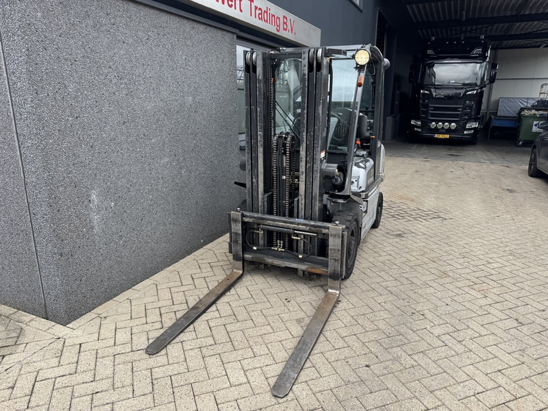 Nissan UD02A25PQ Triplo 430 Freelift/Sideshift LPG 2006 - Gázüzemű targonca: 4 kép. Nissan UD02A25PQ Triplo 430 Freelift/Sideshift LPG 2006 - Gázüzemű targonca: 4 kép.