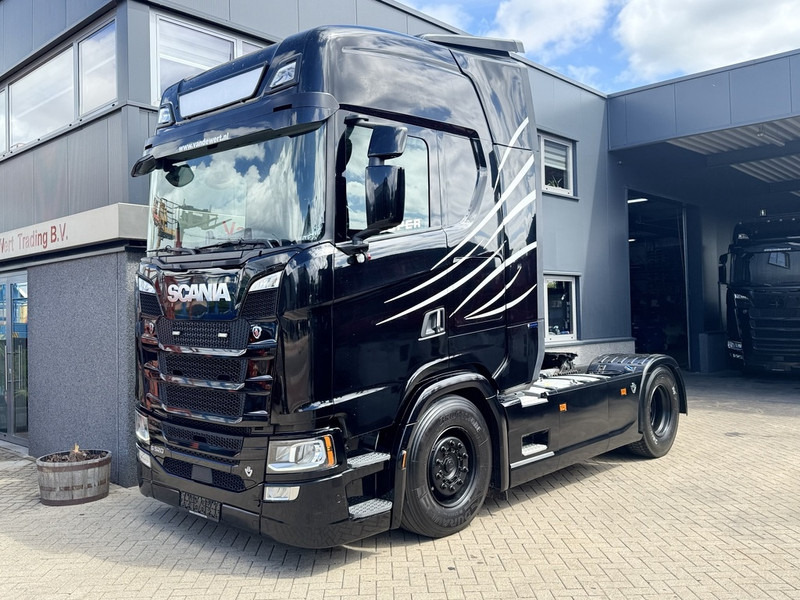Scania S520 V8 4x2 Full Air - Automaat - Retarder - Euro 6 - I Park Cool - 2018 - TUV 02-2026 - Nyergesvontató: 2 kép. Scania S520 V8 4x2 Full Air - Automaat - Retarder - Euro 6 - I Park Cool - 2018 - TUV 02-2026 - Nyergesvontató: 2 kép.