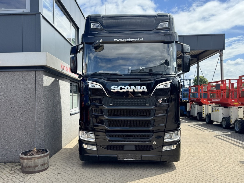 Scania S520 V8 4x2 Full Air - Automaat - Retarder - Euro 6 - I Park Cool - 2018 - TUV 02-2026 - Nyergesvontató: 3 kép. Scania S520 V8 4x2 Full Air - Automaat - Retarder - Euro 6 - I Park Cool - 2018 - TUV 02-2026 - Nyergesvontató: 3 kép.