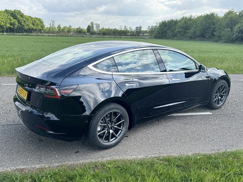 Tesla Model 3 - Autó: 4 kép. Tesla Model 3 - Autó: 4 kép.