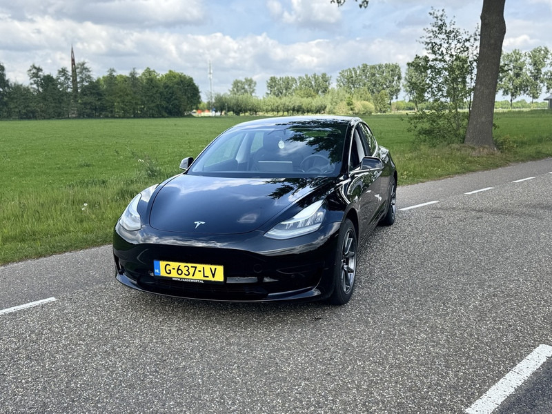 Tesla Model 3 - Autó: 3 kép. Tesla Model 3 - Autó: 3 kép.