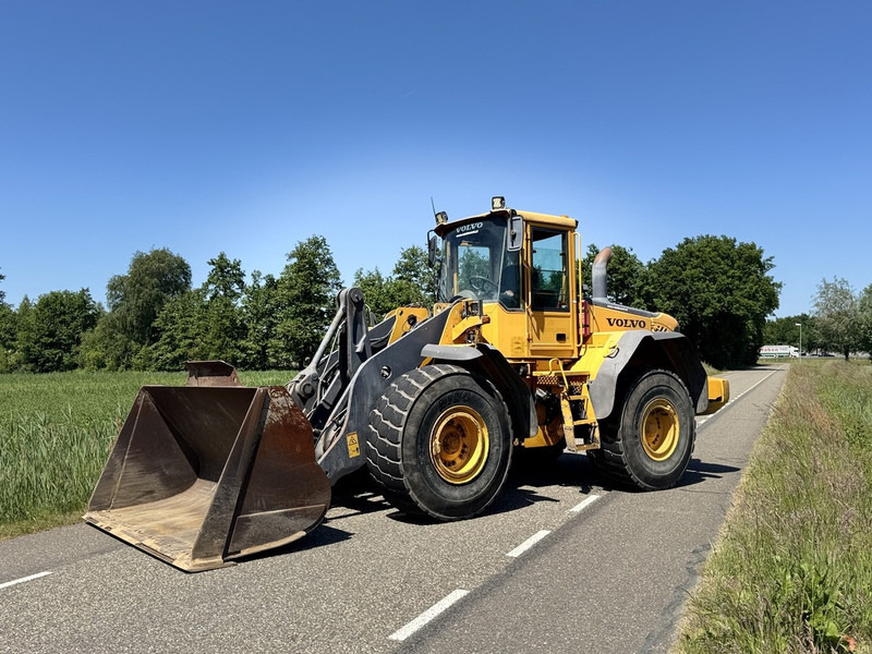 Volvo L110E - Gumikerekes homlokrakodó: 3 kép. Volvo L110E - Gumikerekes homlokrakodó: 3 kép.