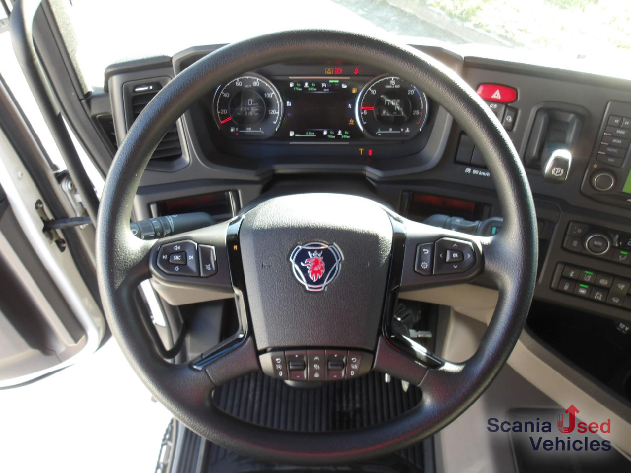 SCANIA R 460 A4x2NA / Schubbodenhydraulik - Nyergesvontató: 2 kép. SCANIA R 460 A4x2NA / Schubbodenhydraulik - Nyergesvontató: 2 kép.