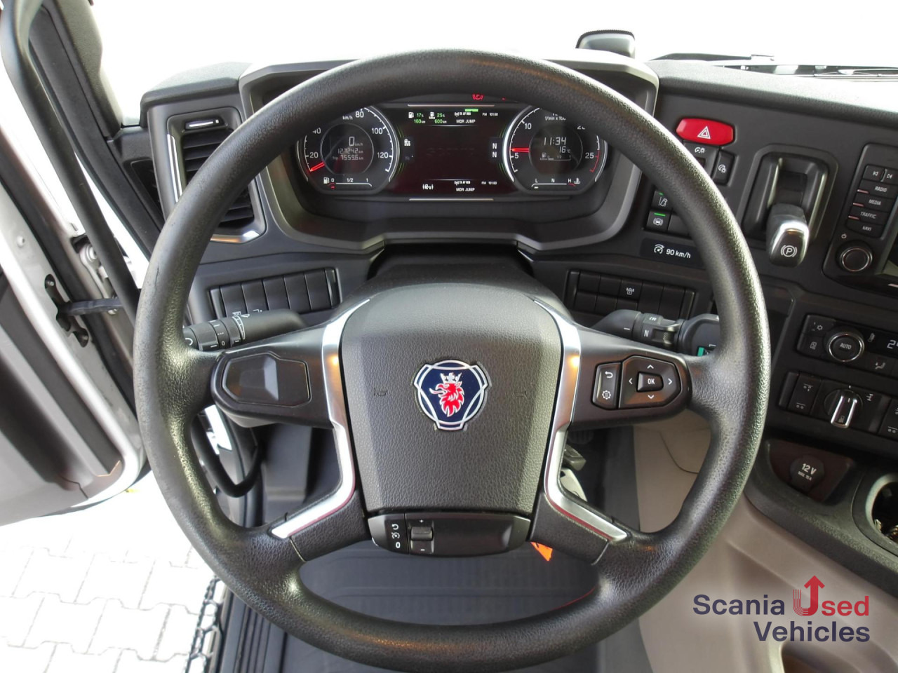 SCANIA P 320 B6x2*4LB / Full Air / Getränkefahrzeug - Italszállító teherautó: 3 kép. SCANIA P 320 B6x2*4LB / Full Air / Getränkefahrzeug - Italszállító teherautó: 3 kép.