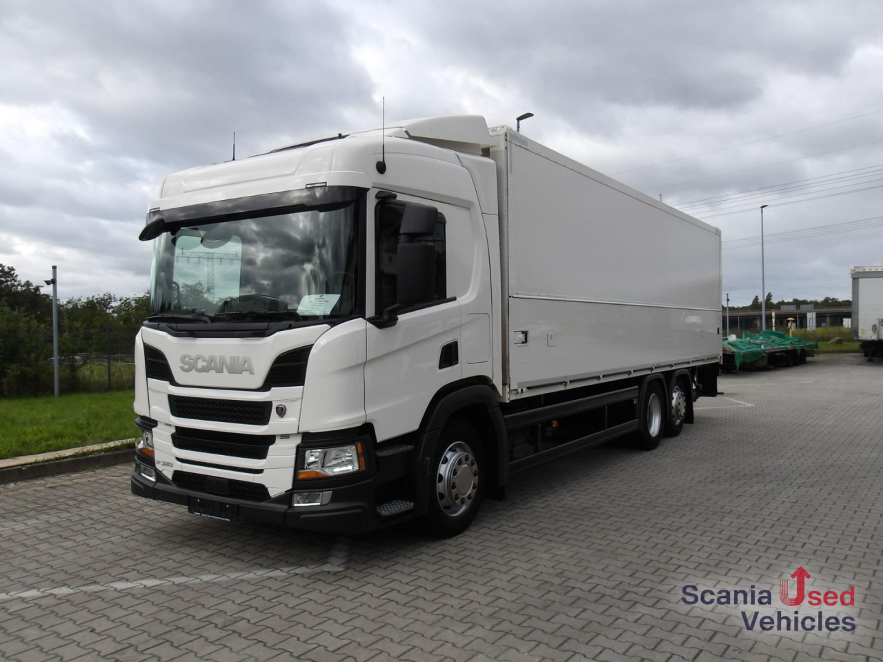 SCANIA P 320 B6x2*4NB / EWERS - Schwenkwandaufbau - Italszállító teherautó: 1 kép. SCANIA P 320 B6x2*4NB / EWERS - Schwenkwandaufbau - Italszállító teherautó: 1 kép.