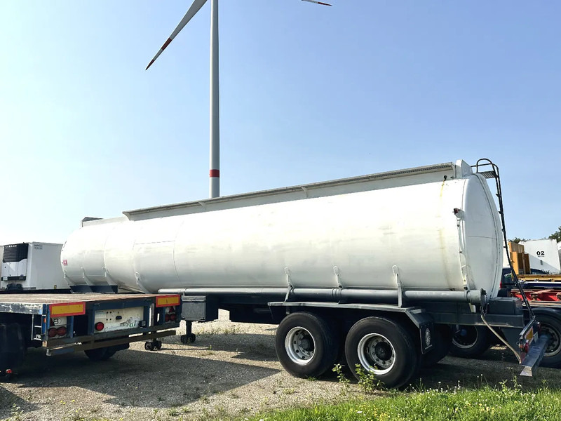 Fruehauf RDF 360 - Tartályos félpótkocsi: 2 kép. Fruehauf RDF 360 - Tartályos félpótkocsi: 2 kép.