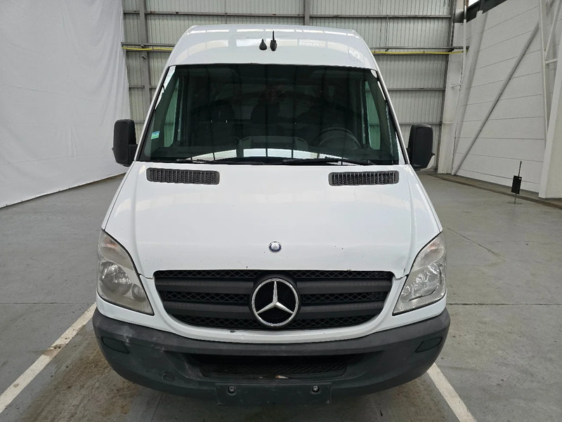 Mercedes-Benz Sprinter 313 CDI / AIRCO L2H2 - Furgon, Duplakabinos kisteherautó: 2 kép. Mercedes-Benz Sprinter 313 CDI / AIRCO L2H2 - Furgon, Duplakabinos kisteherautó: 2 kép.