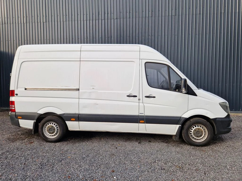 Mercedes-Benz Sprinter 314 AIRCO / MANUEL/ NOUVEAU MOTEUR 320000 km - Furgon: 4 kép. Mercedes-Benz Sprinter 314 AIRCO / MANUEL/ NOUVEAU MOTEUR 320000 km - Furgon: 4 kép.