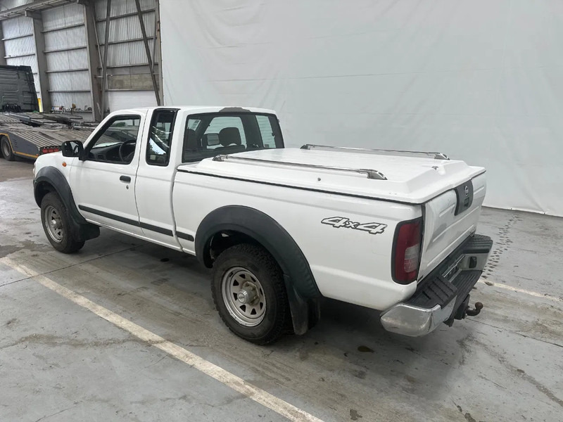 Nissan Navara 2.5 Di / EURO 3 - Autó: 3 kép. Nissan Navara 2.5 Di / EURO 3 - Autó: 3 kép.