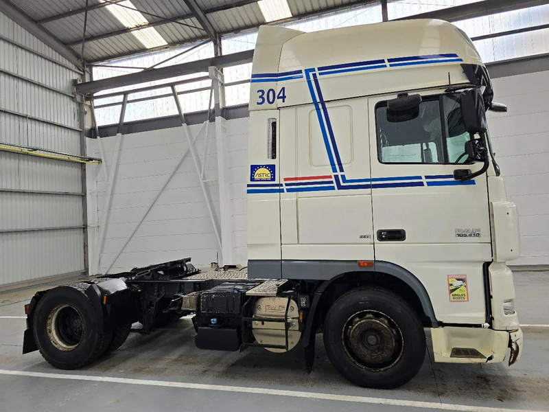 DAF XF 105.410 SUPERSPACECAB EURO 5 /AIRCO - Nyergesvontató: 4 kép. DAF XF 105.410 SUPERSPACECAB EURO 5 /AIRCO - Nyergesvontató: 4 kép.