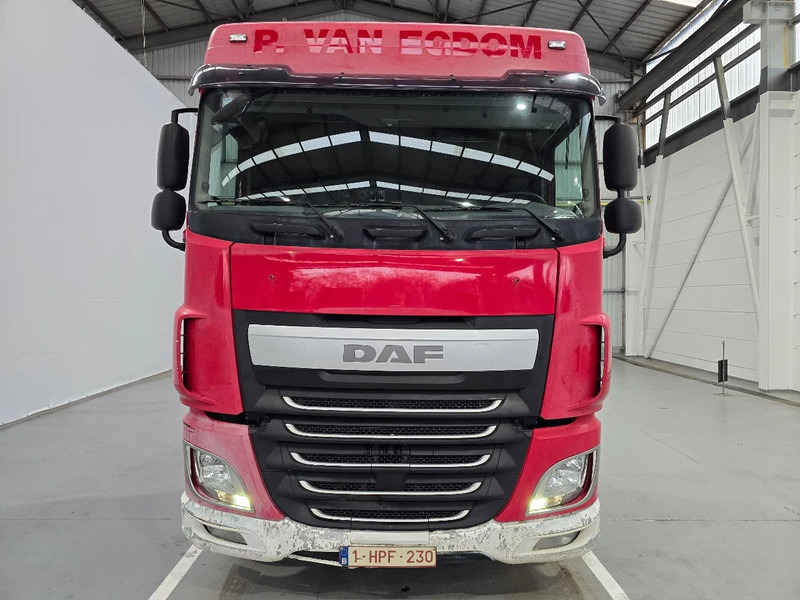 DAF XF 106.460 EURO 6 / RETARDER / MANUEL / AIRCO - Nyergesvontató: 2 kép. DAF XF 106.460 EURO 6 / RETARDER / MANUEL / AIRCO - Nyergesvontató: 2 kép.