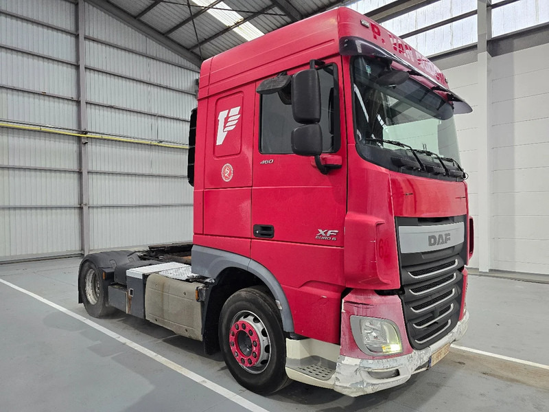DAF XF 106.460 EURO 6 / RETARDER / MANUEL / AIRCO - Nyergesvontató: 3 kép. DAF XF 106.460 EURO 6 / RETARDER / MANUEL / AIRCO - Nyergesvontató: 3 kép.