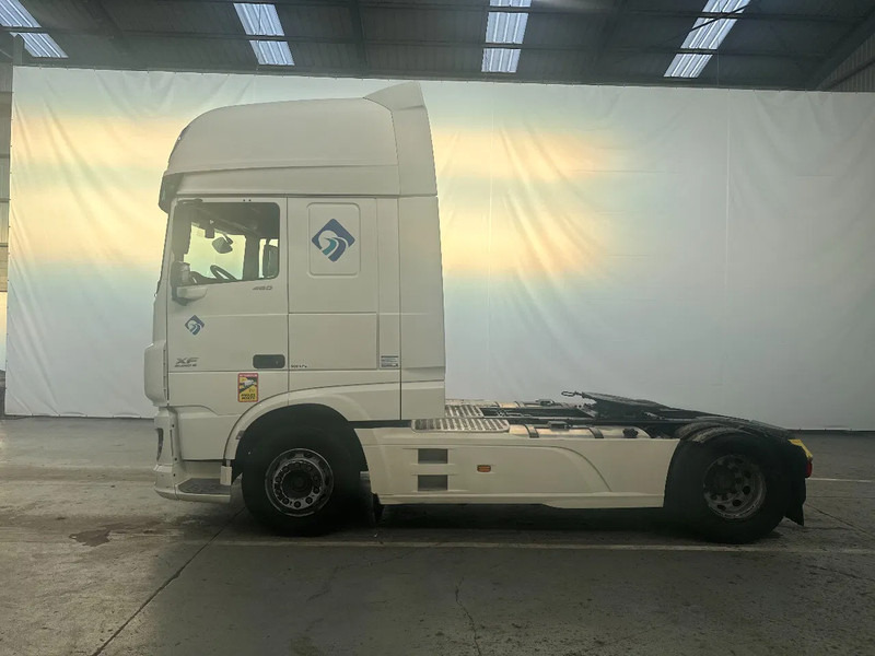 DAF XF 106.460 SUPERSPACECAB - Nyergesvontató: 2 kép. DAF XF 106.460 SUPERSPACECAB - Nyergesvontató: 2 kép.