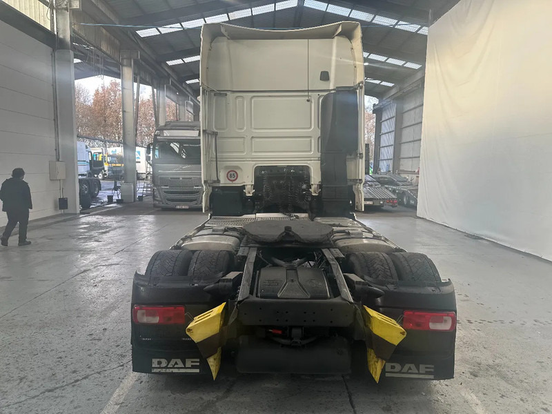 DAF XF 106.460 SUPERSPACECAB - Nyergesvontató: 4 kép. DAF XF 106.460 SUPERSPACECAB - Nyergesvontató: 4 kép.