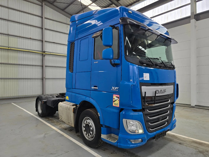 DAF XF 440 EURO 6 / AIRCO - Nyergesvontató: 3 kép. DAF XF 440 EURO 6 / AIRCO - Nyergesvontató: 3 kép.
