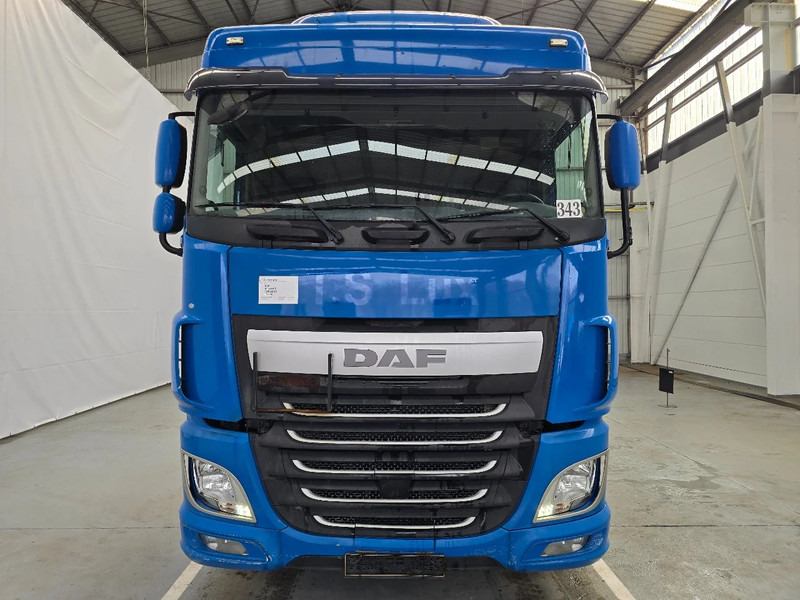 DAF XF 440 EURO 6 / AIRCO - Nyergesvontató: 2 kép. DAF XF 440 EURO 6 / AIRCO - Nyergesvontató: 2 kép.