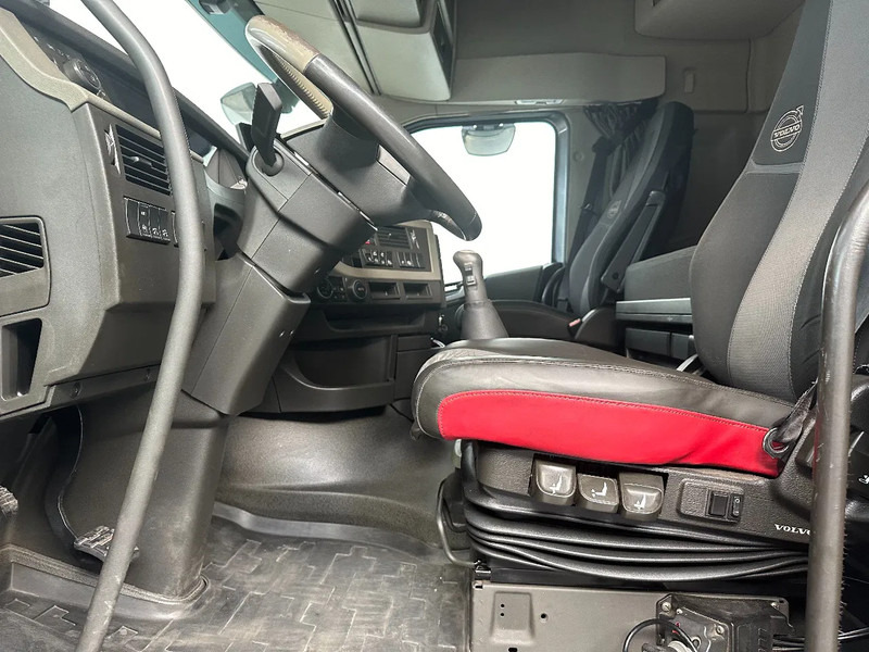 Interior photo 1: Nyergesvontató Volvo FH 13.460 Globetrotter / 6x2 / VEB / 469612 km / EURO 6 /PTO