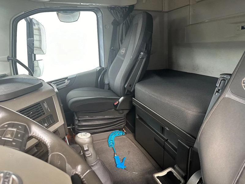 Nyergesvontató Volvo FH 13.460 Globetrotter / 6x2 / VEB / 469612 km / EURO 6 /PTO: 11 kép.