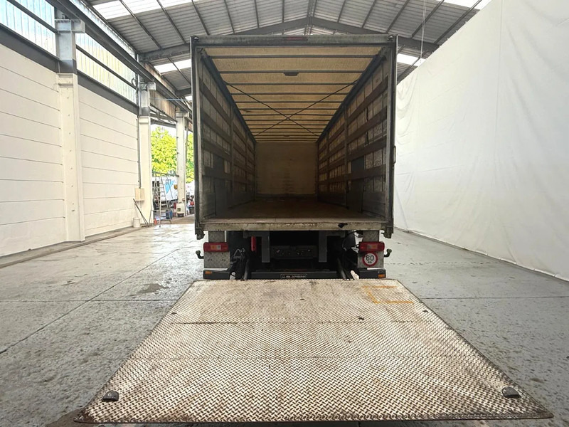 Volvo FM 330 / Essieu relevable et directionnel / Steerable lift axle / Lift as en stuuras - Ponyvás teherautó: 5 kép. Volvo FM 330 / Essieu relevable et directionnel / Steerable lift axle / Lift as en stuuras - Ponyvás teherautó: 5 kép.