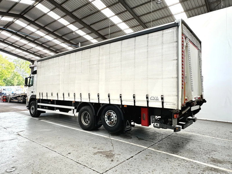 Volvo FM 330 / Essieu relevable et directionnel / Steerable lift axle / Lift as en stuuras - Ponyvás teherautó: 3 kép. Volvo FM 330 / Essieu relevable et directionnel / Steerable lift axle / Lift as en stuuras - Ponyvás teherautó: 3 kép.