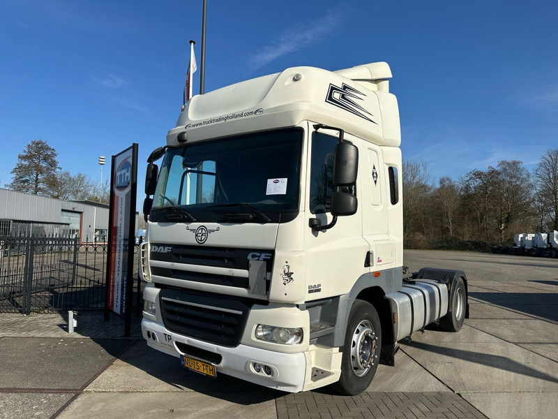 DAF FT CF85.460 SpaceCab Manual gearbox 2x Fueltank - Nyergesvontató: 2 kép. DAF FT CF85.460 SpaceCab Manual gearbox 2x Fueltank - Nyergesvontató: 2 kép.