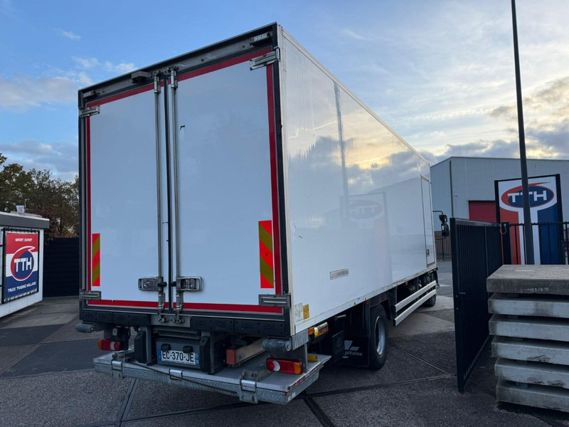 Renault D210.14 Frigobox Multitemp + Taillift THERMO KING T800R - Hűtős teherautó: 3 kép. Renault D210.14 Frigobox Multitemp + Taillift THERMO KING T800R - Hűtős teherautó: 3 kép.