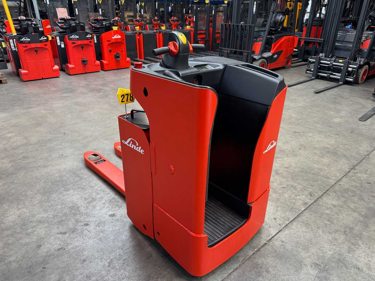 08/2024 LINDE T20SF 2.000KG PALLET TRUCK ANT STACKER 2.704 HOURS - Villás targonca: 5 kép. 08/2024 LINDE T20SF 2.000KG PALLET TRUCK ANT STACKER 2.704 HOURS - Villás targonca: 5 kép.