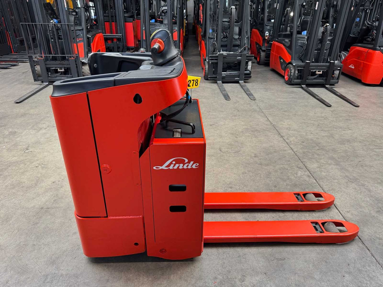 08/2024 LINDE T20SF 2.000KG PALLET TRUCK ANT STACKER 2.704 HOURS - Villás targonca: 2 kép. 08/2024 LINDE T20SF 2.000KG PALLET TRUCK ANT STACKER 2.704 HOURS - Villás targonca: 2 kép.